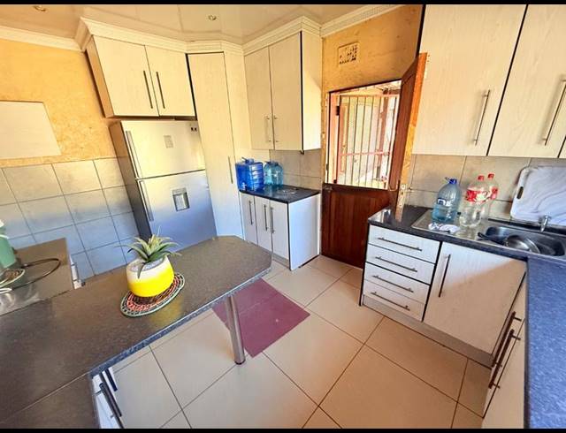3 BEDROOM HOUSE FOR SALE IN VANDERBIJLPARK CE 2